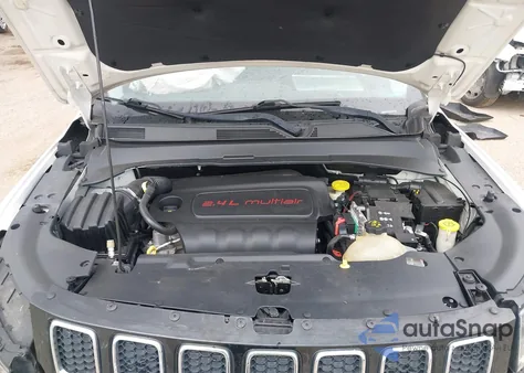 2018 Jeep Compass Latitude 4X4 z USA, uszkodzony, nr VIN 3C4NJDBB6JT142575